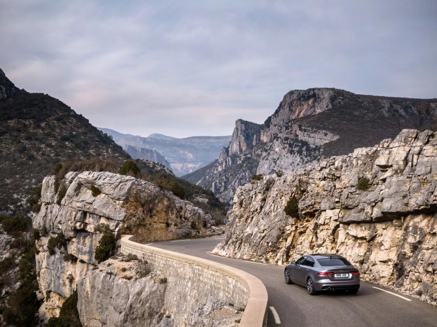  Jaguar XE D180 S 2019 года  (WW) (фото 18 из 18)